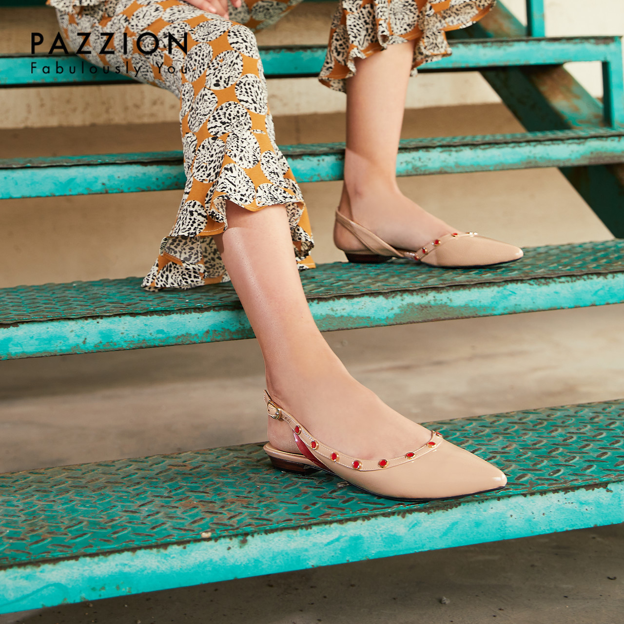 PAZZION尖头铆钉侧后空一字带扣凉鞋女2019新款 时尚水钻漆皮单鞋