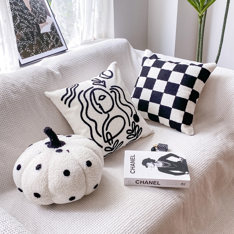 黑白轻奢棋盘毛巾绣南瓜抱枕