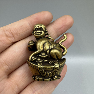 黄铜猴子摆件纯铜金猴献宝钥匙扣车载迷你元宝铜猴手把件招财挂饰