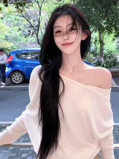 韩式慵懒chic独特超好看宽松上衣气质高级感白色斜肩针织衫女早秋