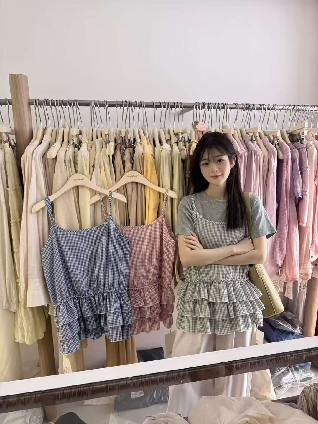 十三行新款韩版2025夏季宽松甜美减龄显瘦百搭荷叶边格子吊带上衣