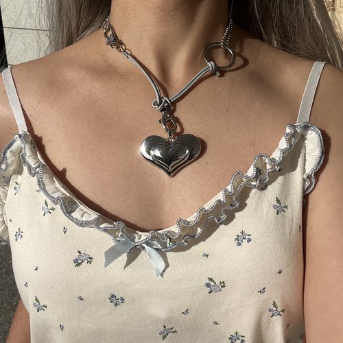 y2k千禧风创意设计银色简约爱心项链皮绳拼接锁骨链小众吸睛项链