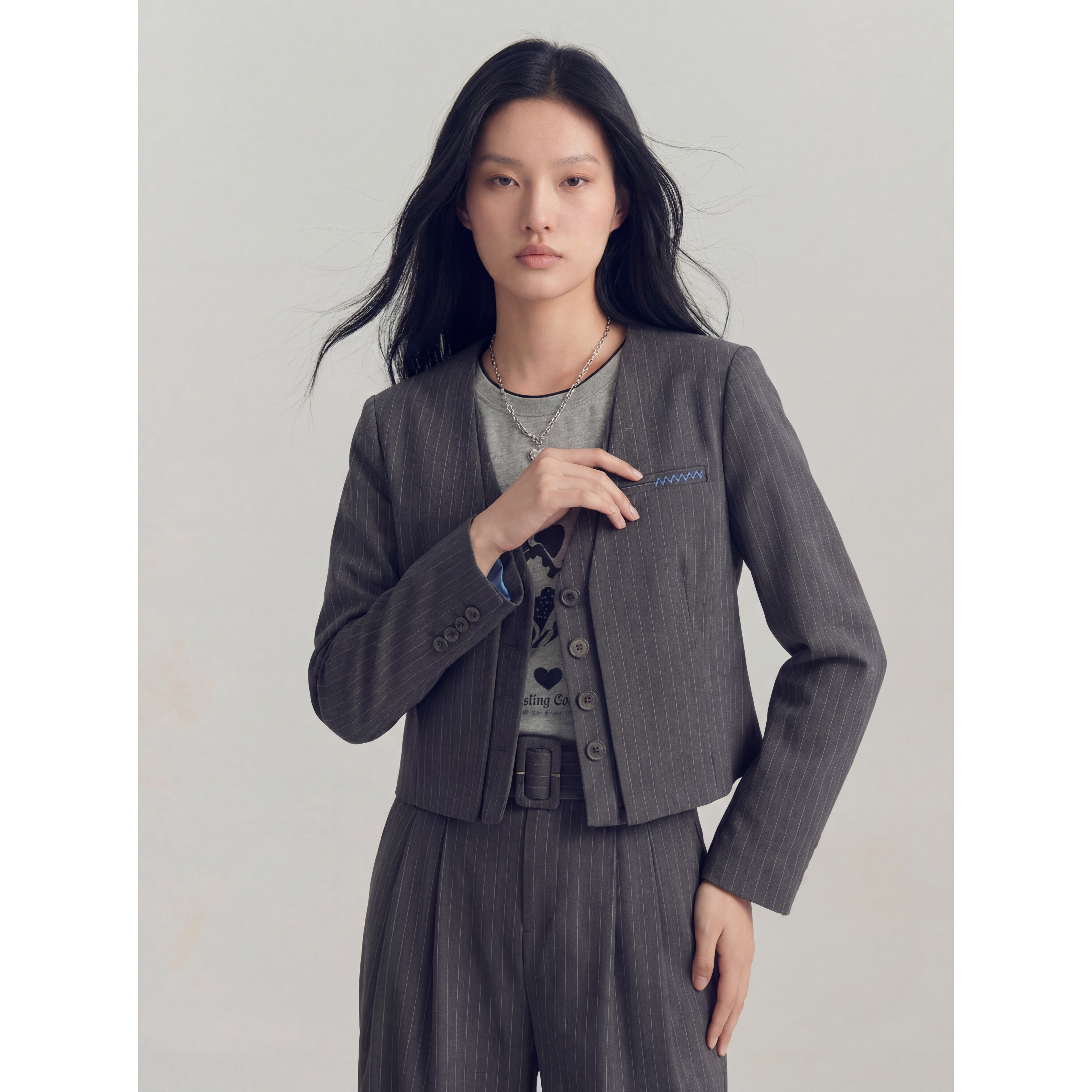 N869~【商场同步】26春职业通勤V领条纹短款显瘦假两件西装外套女