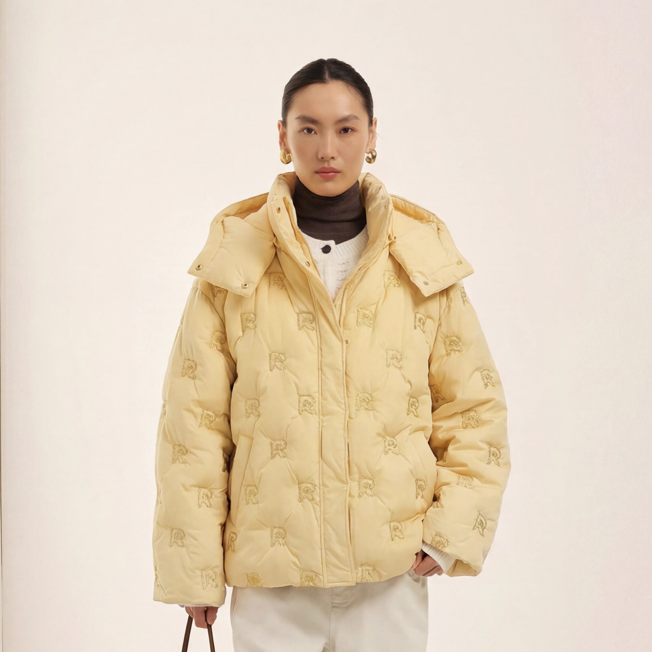 2025冬90鸭绒保暖加厚奶黄色短款连帽宽松廓形羽绒服女