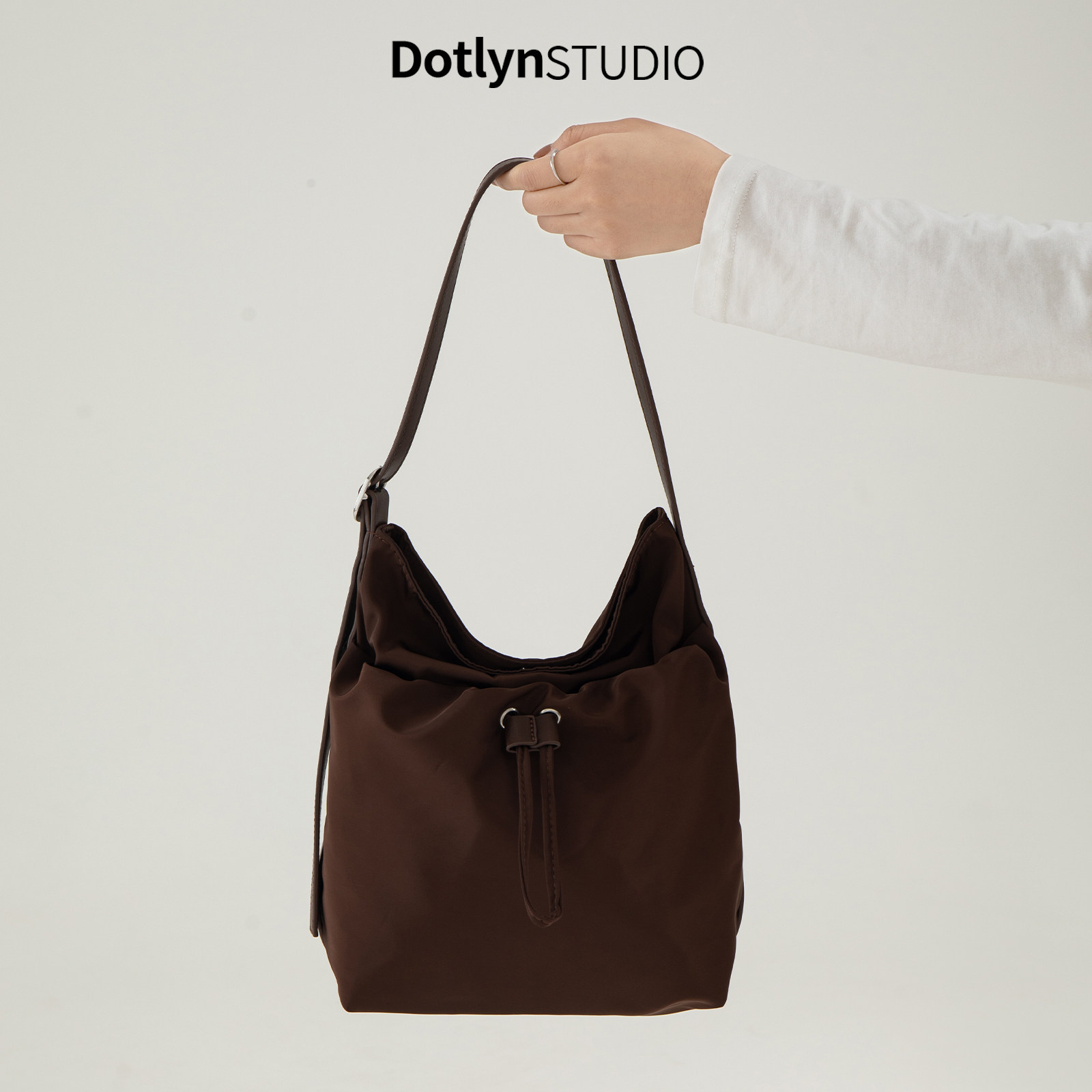 Dotlyn小众ins风休闲百搭抽绳单肩包2025新款轻便尼龙通勤手提包,箱包皮具/热销女包/男包,腋下包,淘宝优惠券,粉丝福利购,淘宝优惠卷