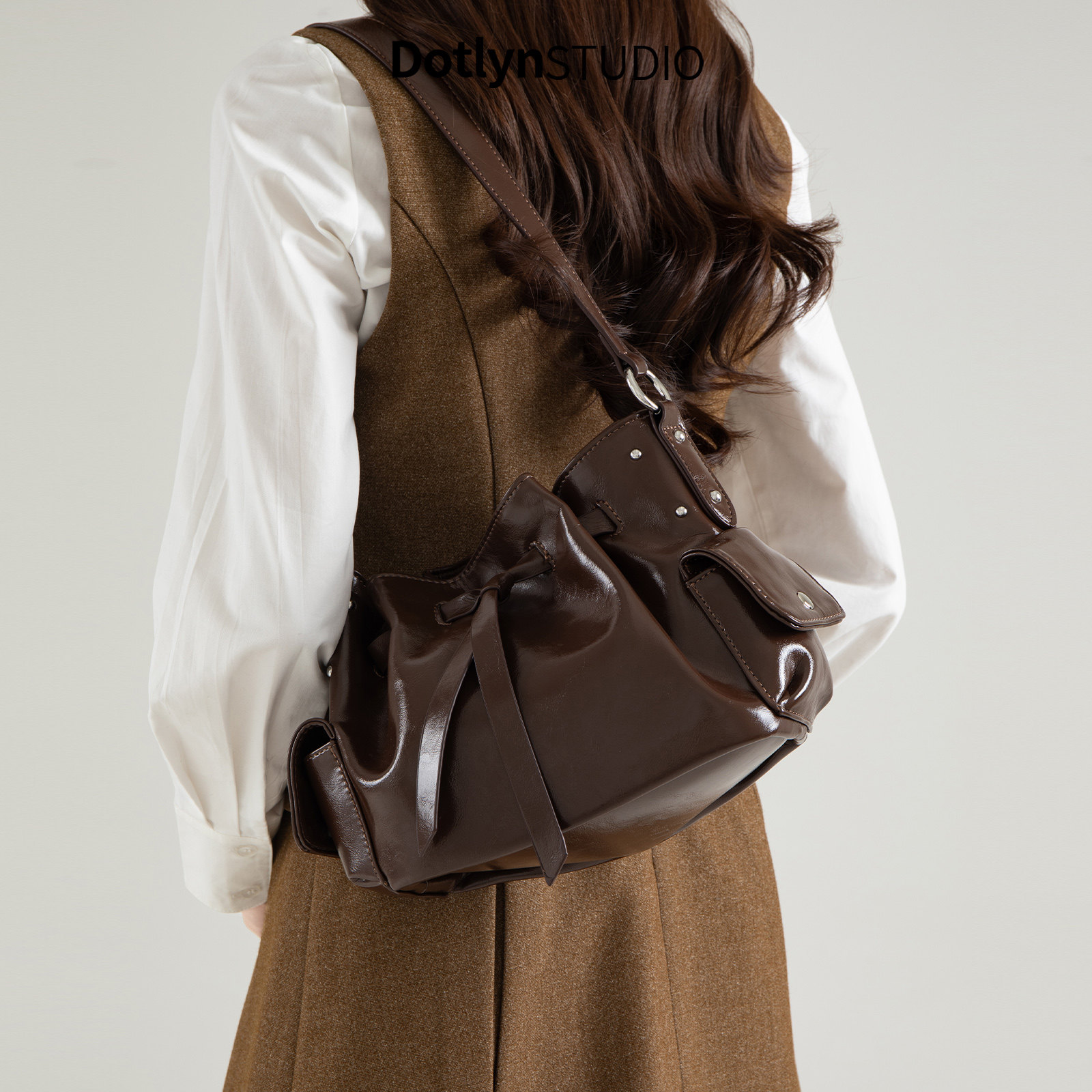 Dotlyn新品时髦个性小众油蜡皮机车包休闲百搭复古褶皱单肩水桶包,箱包皮具/热销女包/男包,单肩包,淘宝优惠券,粉丝福利购,淘宝优惠卷
