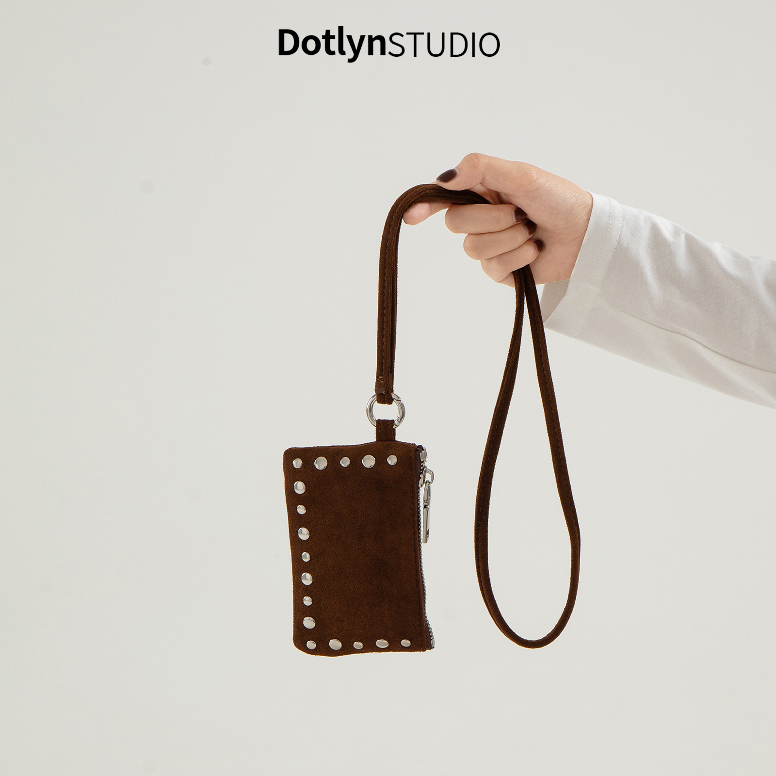 Dotlyn韩国新款时髦铆钉挂脖包女
