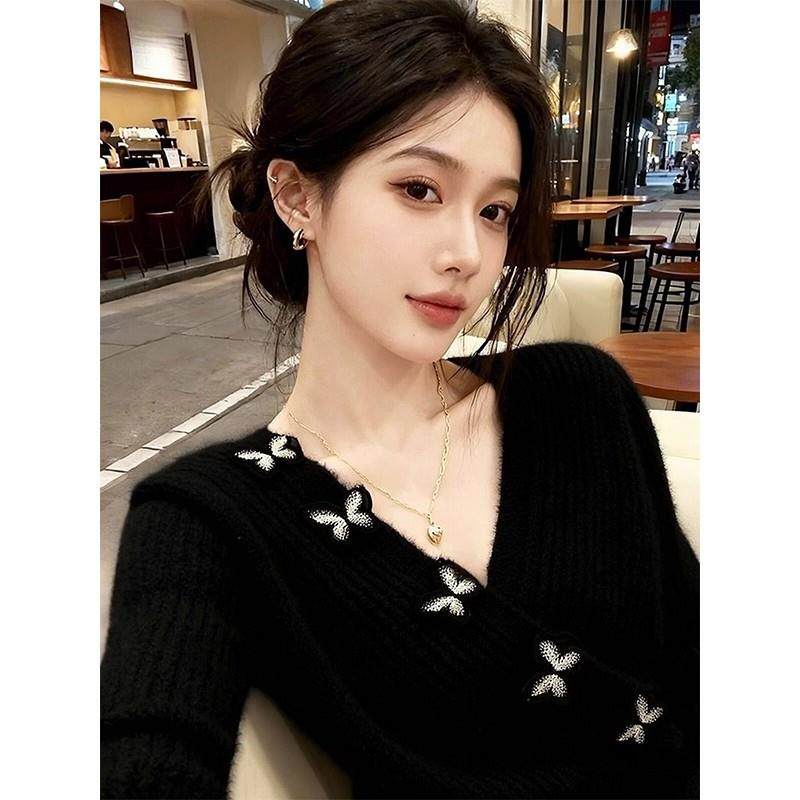 赫本黑色V领毛针织衫女秋冬纯欲蝴蝶毛衣ins不规则短款上衣