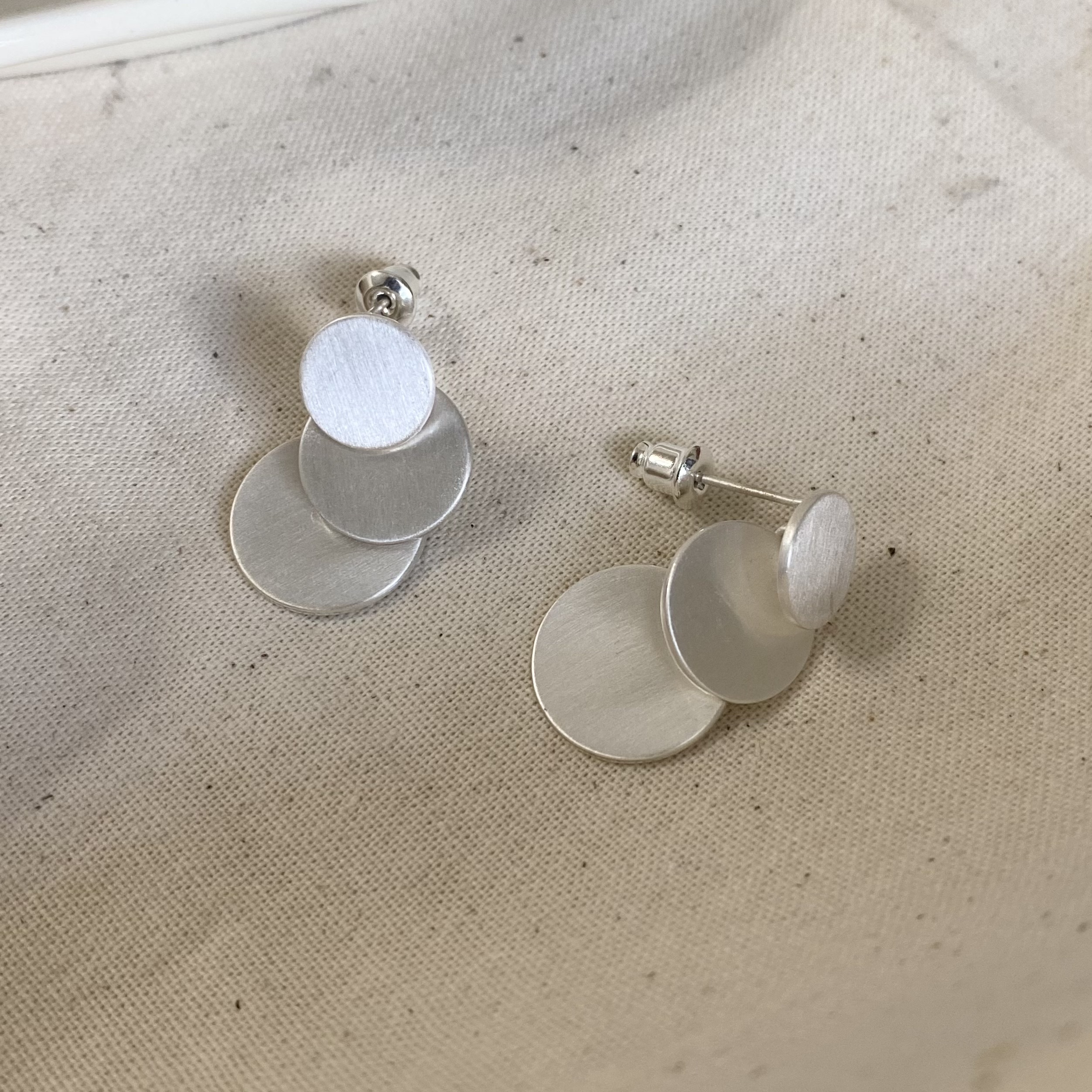 三月春冬原创小众设计感拉丝圆片几何图形耳环气质百搭高级感耳饰