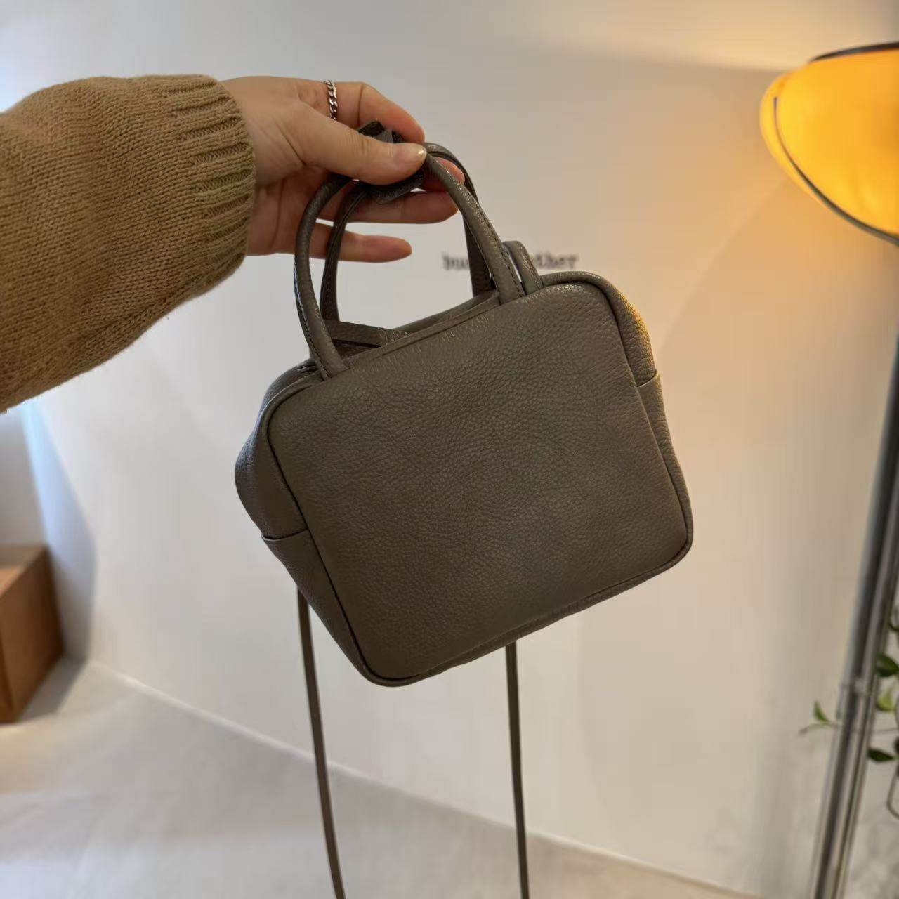 12.4韩国东大门bucksleather真皮纹理豆腐包斜挂手提