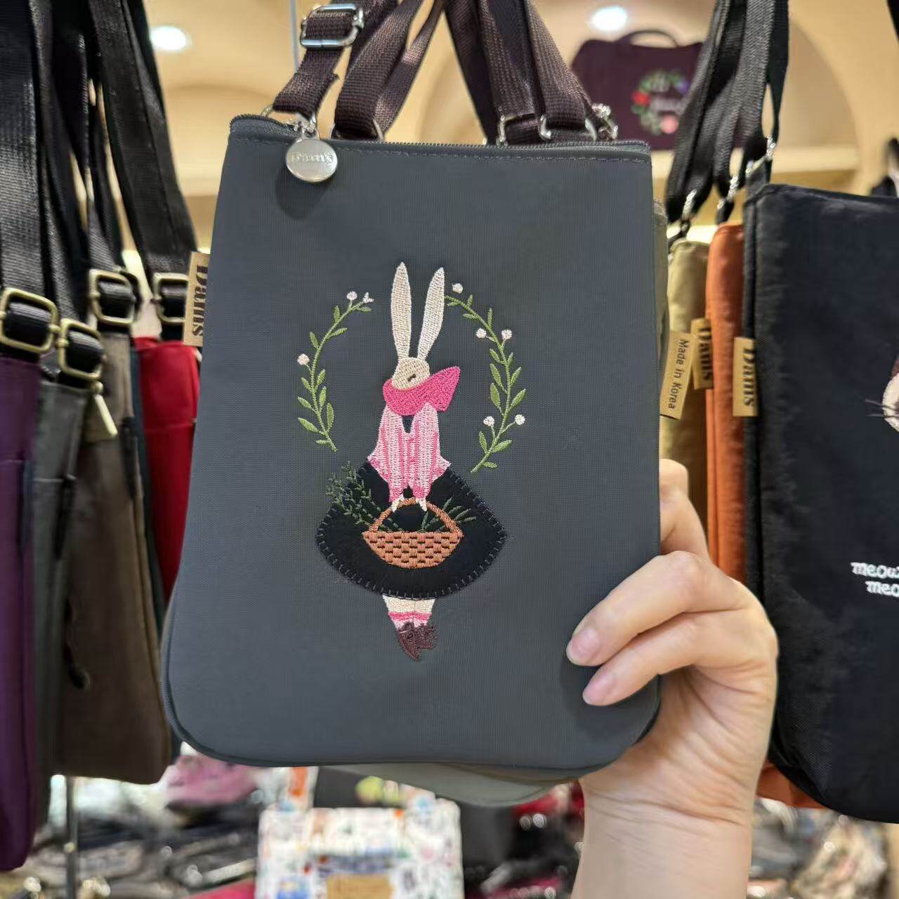 12.7韩国东大门wing铃兰小兔子拉链手机包斜跨