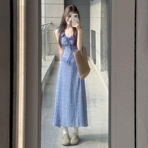 蓝色碎花吊带连衣裙细肩带抽褶法式长裙女胖MM