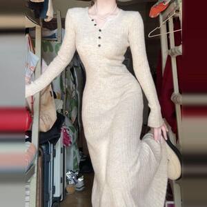 复古v领针织连衣裙子女春季2025新款配大衣内搭打底高级感长裙