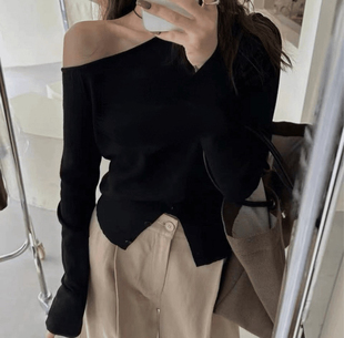 显瘦辣妹短上衣下摆扣子设计针织打底衫 露肩性感修身 女
