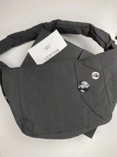 CGYYDS限定 新款 胸章 褶皱肌理纽扣充绒大容量斜跨旅行包流浪包