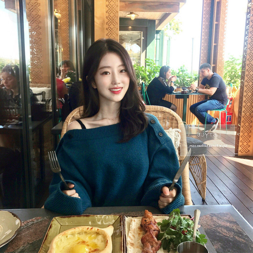 秋冬2020新款韩版宽松外穿法式慵懒风上衣一字领露肩针织衫女毛衣