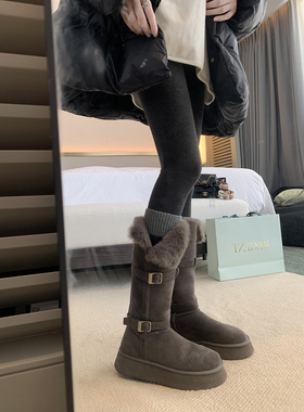 羊皮版~灰色扣带厚底毛毛翻边保暖棉鞋中长筒雪地靴女冬季新款潮