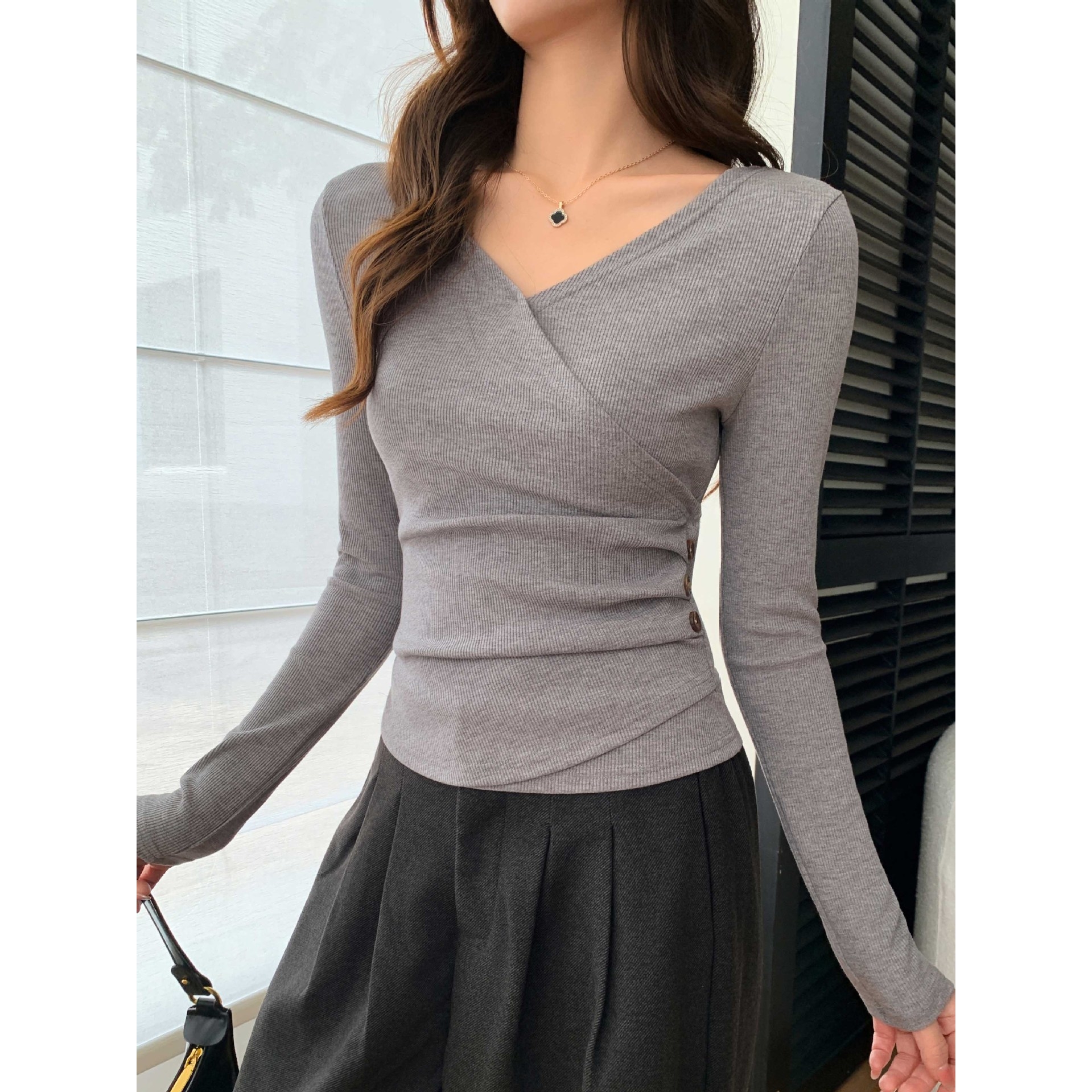 K2107V领长袖T恤女秋冬新款螺纹内搭纽扣褶皱修身显瘦上衣打底衫