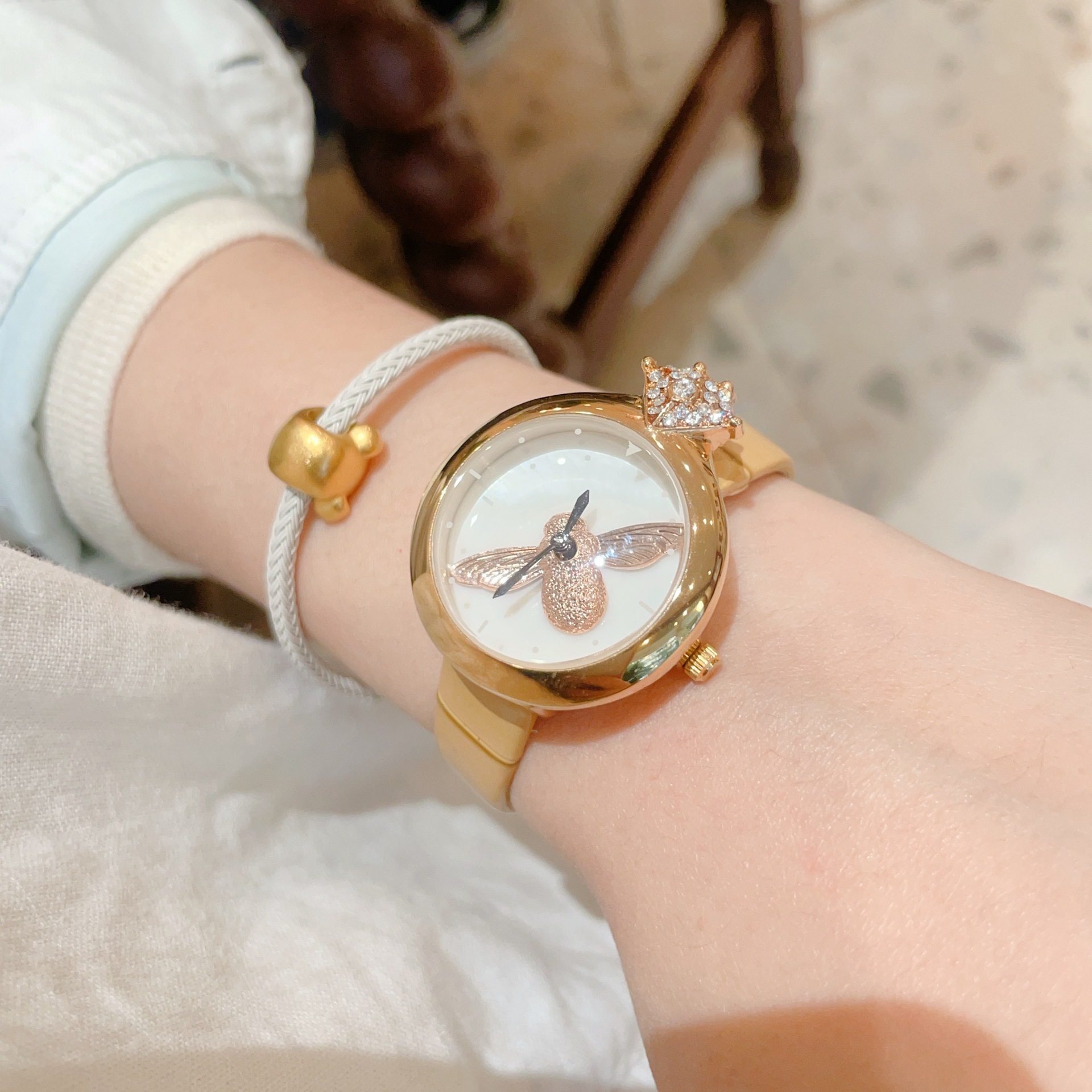 2026年新款正品女士手表时尚潮流小蜜蜂旋转表真皮高品质轻奢小众