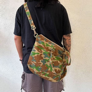 外星伴侣BAPE日本杂志附录迷彩帆布斜跨大容量托特包