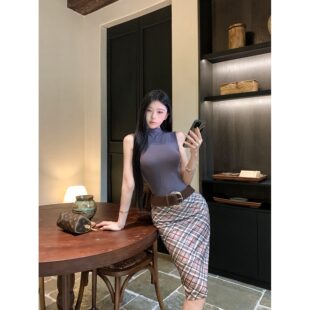 辣妹灰色半高领无袖背心上衣女夏季时尚套装格纹包臀半身裙两件套