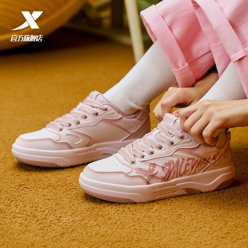 特步女鞋星轨板鞋2025新款冬季皮面防水保暖休闲鞋厚底增高运动鞋