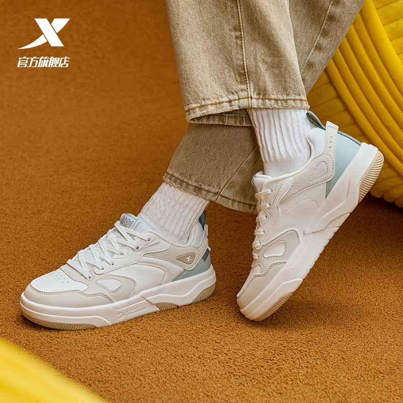 特步女鞋星轨板鞋2025新款冬季皮面保暖百搭休闲鞋厚底增高运动鞋