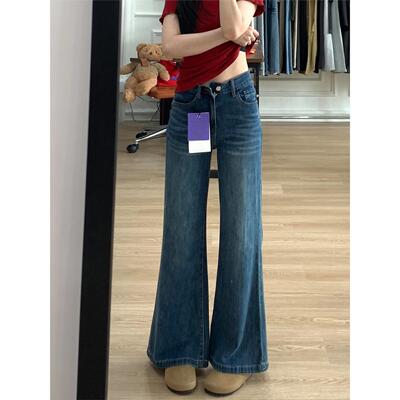 蓝色不贴腿微喇牛仔裤女