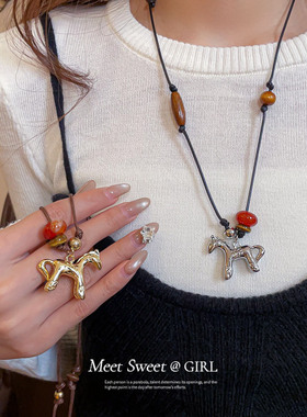 皮革绳编织小马吊坠项链