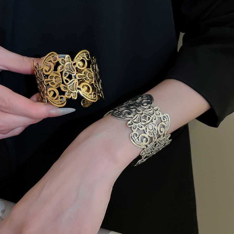 做旧金属花朵宽版手镯