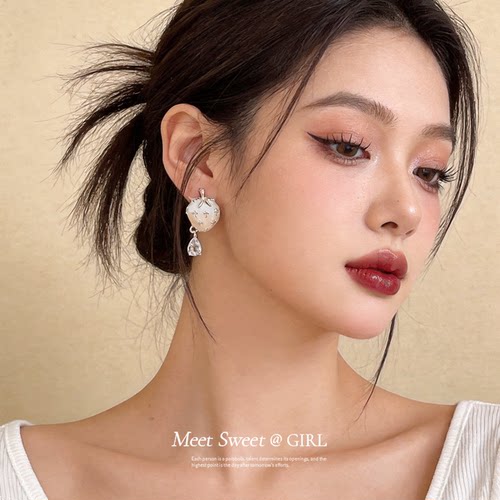 渐变立体草莓耳钉女款