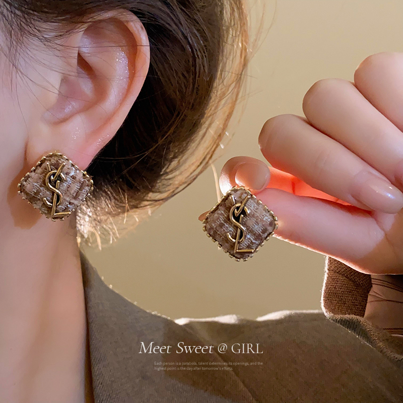 几何菱形字母小香风耳钉
