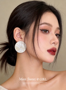 白色亚克力耳环2026新款爆款高级感气质百搭圆形大耳钉夸张耳饰女