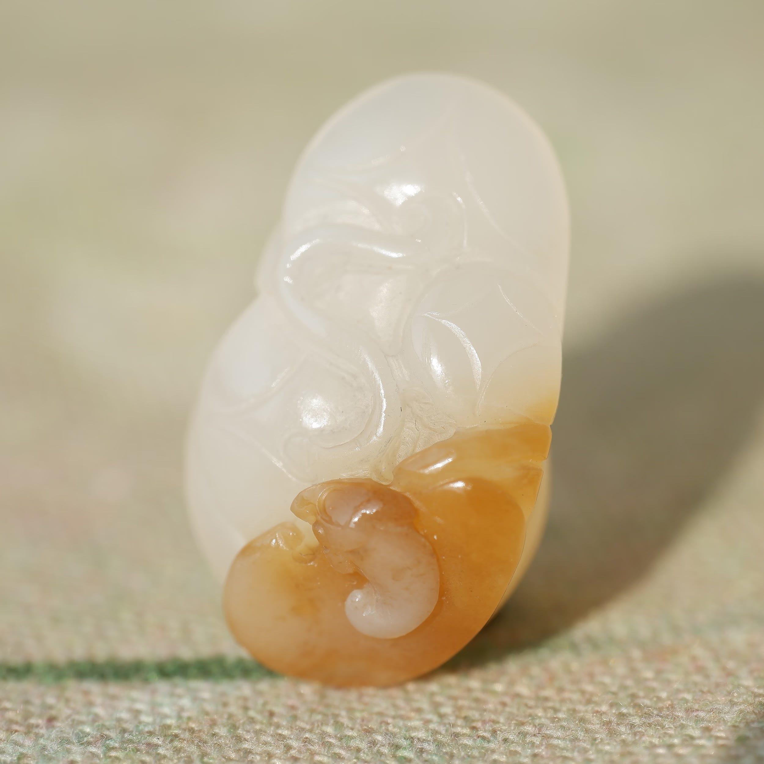 王实斋珠宝/新疆和田玉糖白玉蝙蝠铜钱挂件吊坠俏色巧雕润小XY67