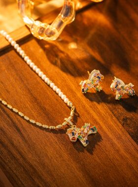 新款马上有钱高级感七彩小马吊坠项链时尚百搭轻奢小众首饰套装女