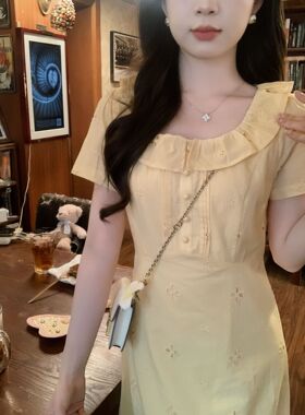 安璃 法式甜美奶黄色连衣裙夏季新款显瘦腰带绣花娃娃领长裙新款