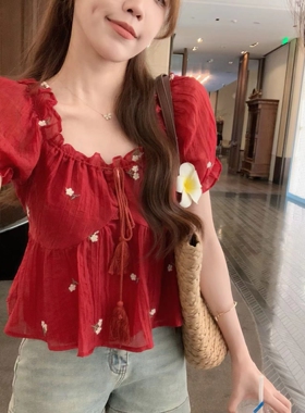 安璃 夏日甜美法式短款绣花衬衫女设计感别致方领泡泡袖红色上衣
