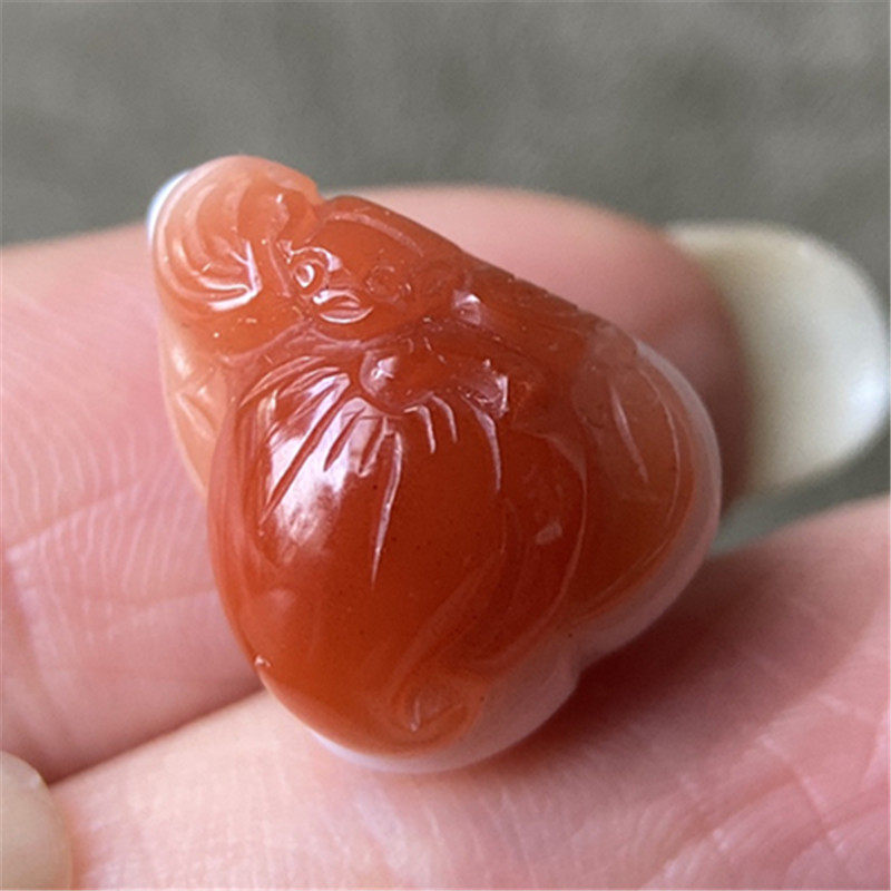 福从天降川料南红玛瑙寿桃吊坠雕件 俏色樱桃红玉石雕刻挂饰项坠