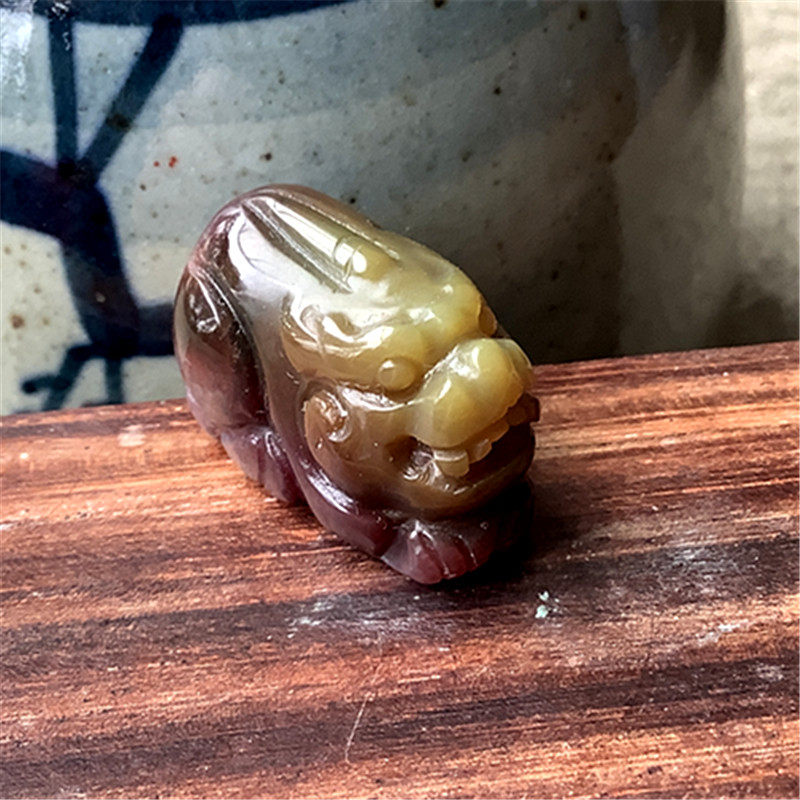 天然四川南红盐源玛瑙。貔貅背云吊坠挂件