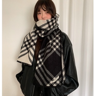 黑白格纹围巾新款仿羊绒披肩围脖保暖线条格子女冬季高级感韩式潮