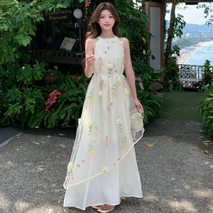 高级感挂脖花朵刺绣连衣裙女2025夏季新款法式宽松度假风仙女裙潮图片