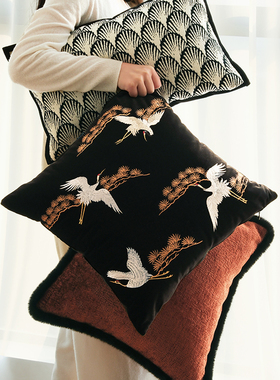 新中式复古风红色抱枕高档刺绣飞鹤靠枕民宿靠垫客厅沙发抱枕组合