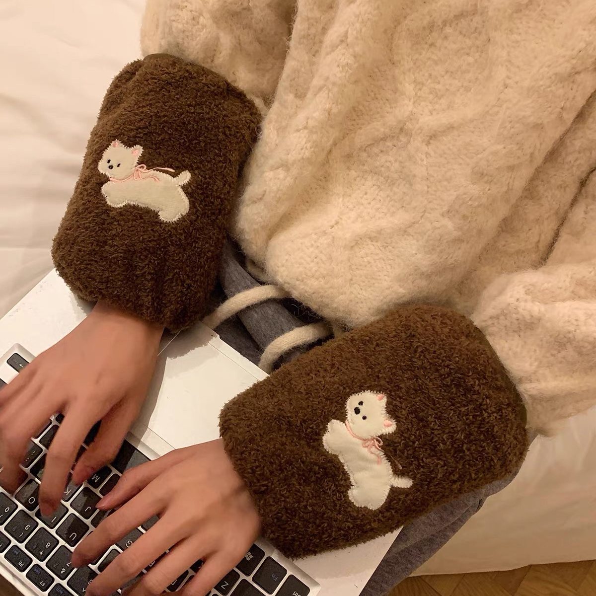 可爱小狗毛绒袖套女秋冬季学生套袖成人上班防脏办公室羽绒服护袖