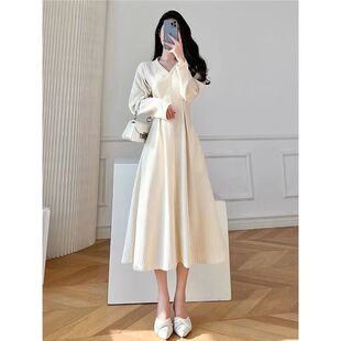 法式茶歇V领长袖连衣裙女春秋配大衣的内搭气质高级感冬款长裙子