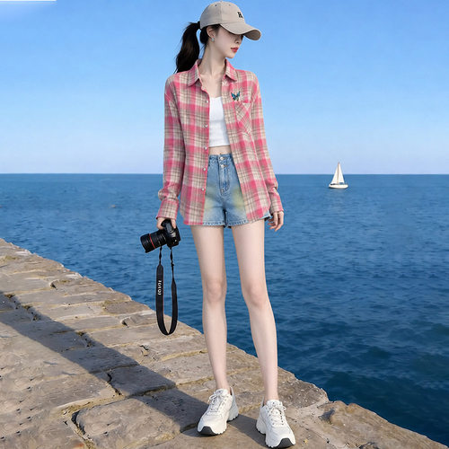 格子衬衫秋季新款女复古衬衣设计感甜美穿搭牛仔短裤两件套潮