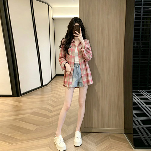 格子衬衫秋季新款女复古衬衣设计感甜美穿搭牛仔短裤两件套潮