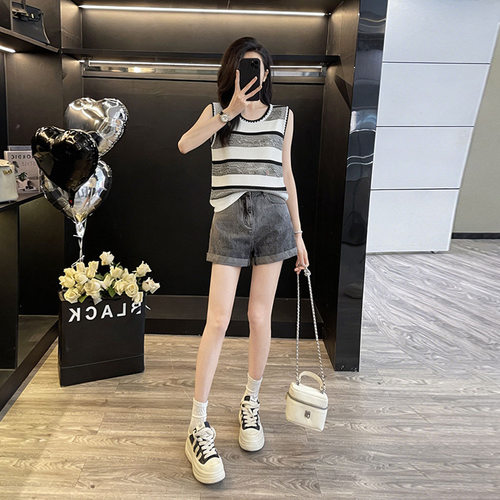 减龄穿搭一整套女装夏季洋气灰色宽松条纹针织背心牛仔短裤两件套