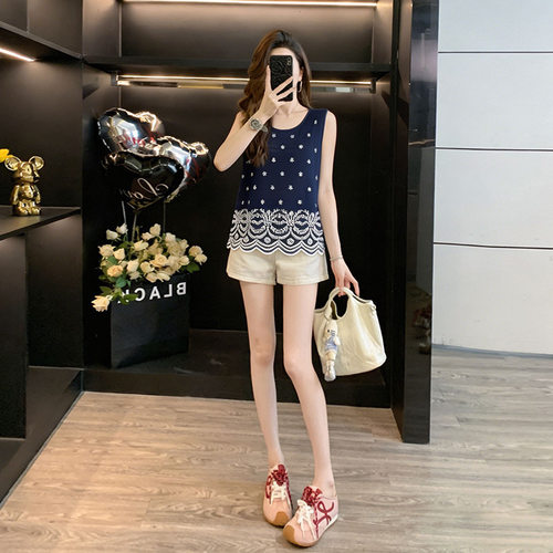 一整套穿搭夏季薄款宽松舒适透气蓝色针织背心女白色休闲牛仔短裤