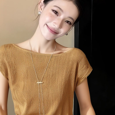 法式卡其色捏褶收腰t恤上