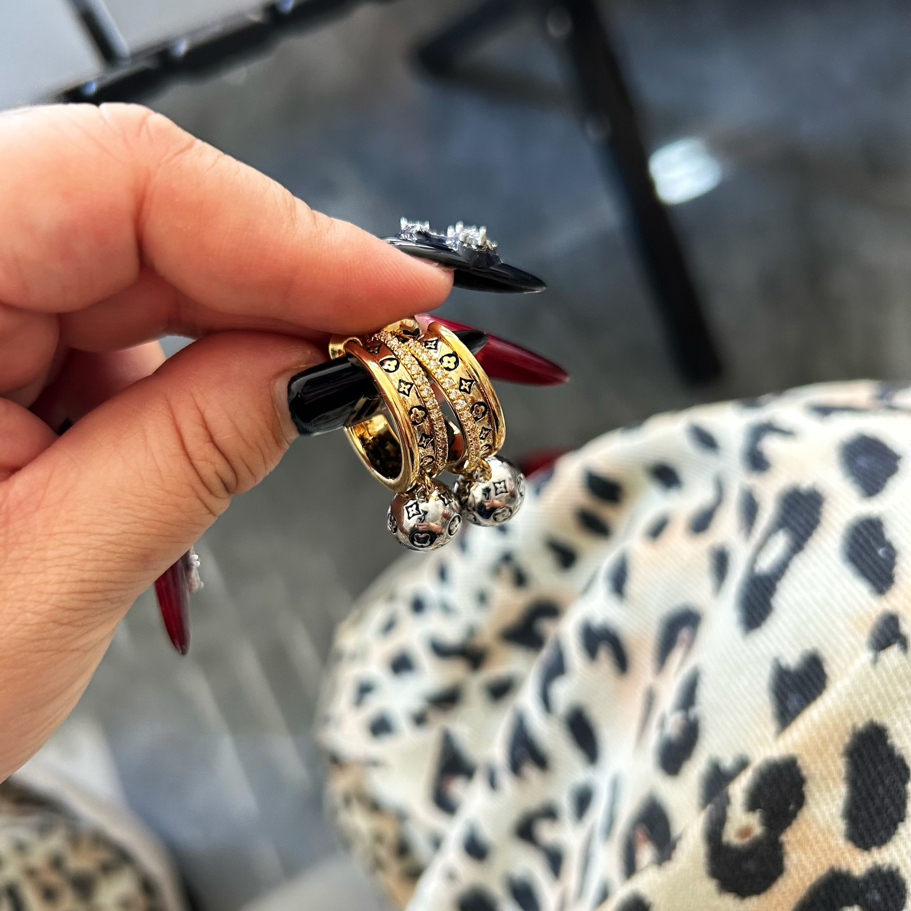 巴黎【设计师】小众设计字母C圈镶钻星球老花感满印甜酷百搭耳饰